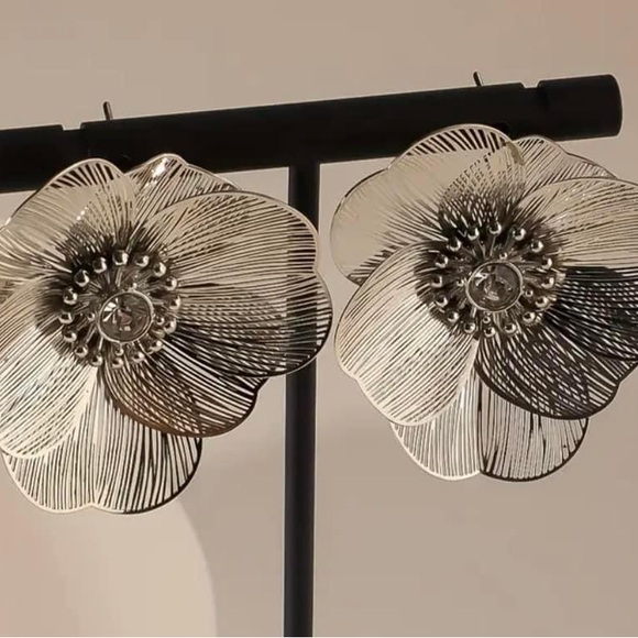 Flower Earrings 🔥 - Picture 4 of 4